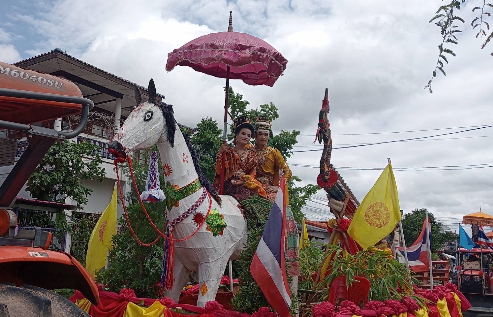 บุญบั้งไฟอีสานดึงลูกหลานคืนสู่เหย้าเปิดทะเลโคลนสืบสานประเพณีโบราณ