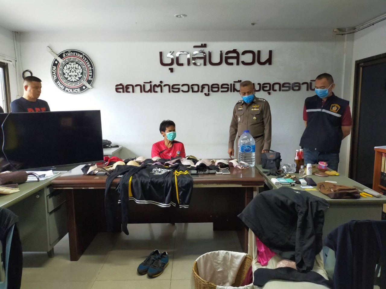 จับได้แล้วโจรทำเนียนแต่งตัวใส่ยกทรงขโมยชุดชั้นในสาว
