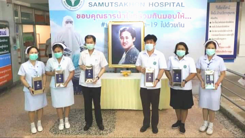 “มูลนิธิชัยพัฒนา” มอบ 5.8 แสนบาท ให้ รพ.สมุทรสาครซื้อเครื่องมือ สู้โควิด