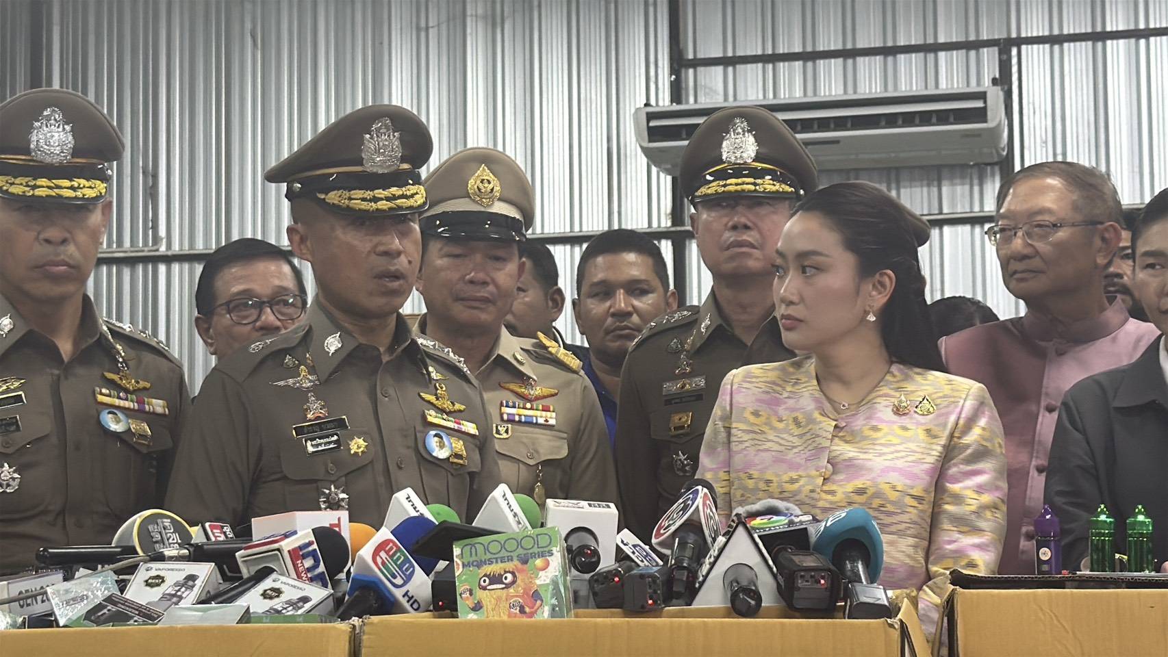 นายกฯ แพทองธารแถลงจับบุหรี่ไฟฟ้าล็อตใหญ่สุดในประเทศ ย่านบางบัวทอง มูลค่า 130 ล้าน เร่งทำลาย-ขยายผลถึงตัวการ