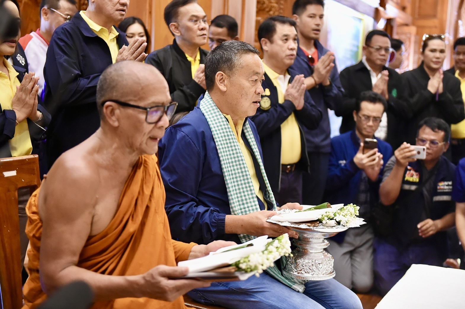 “นายกฯ” กราบสรีระสังขารหลวงปู่สรวง ทำพิธีเชิญว่าว เสริมสิริมงคล “เจ้าอาวาส” ให้พรสำเร็จในหน้าที่การงาน ก่อนร่วมปลูกต้นลำดวน