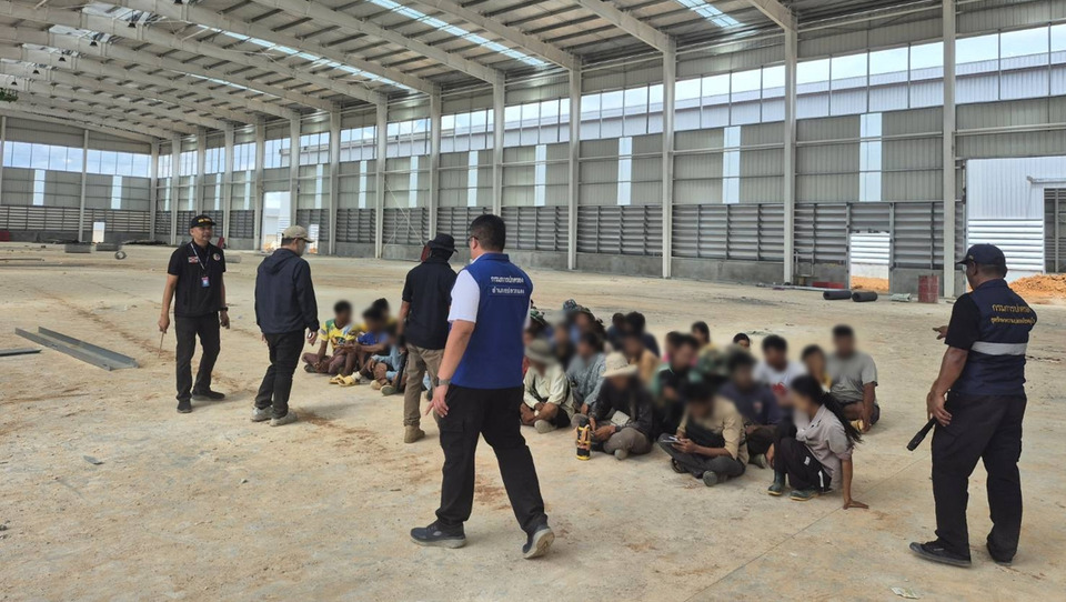 บุกไซต์ก่อสร้างปลวกแดง รวบแรงงานต่างด้าวเถื่อน 22 ราย จีน-เมียนมาไร้ใบอนุญาตทำงาน