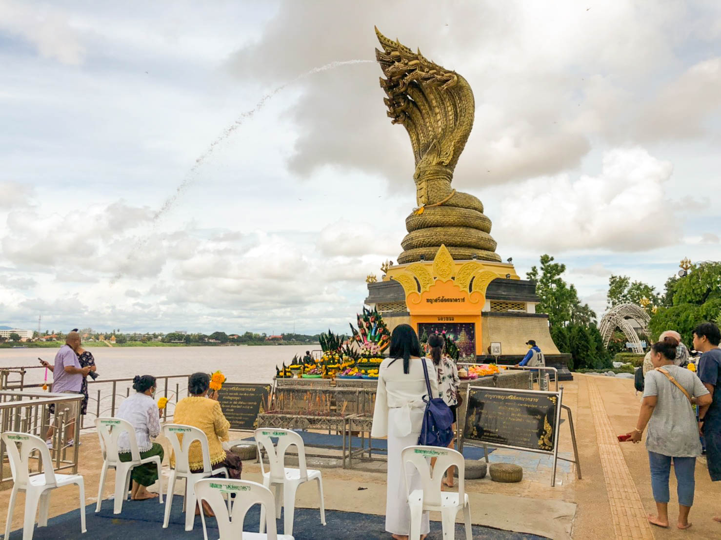 นครพนมหนาวจัด  9 องศานักท่องเที่ยวริมฝั่งโขงคึกคัก ล่องเรือสัมผัสธรรมชาติโรงแรมที่พักเต็ม
