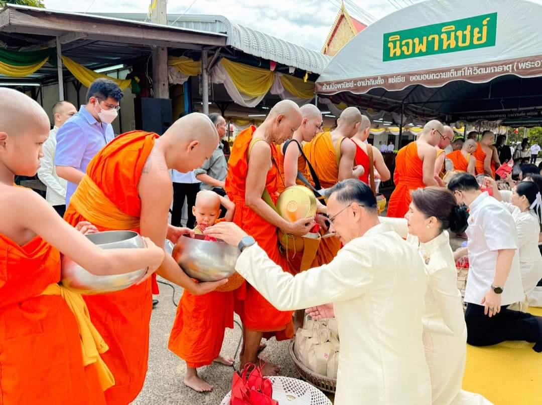 พ่อเมือยโสธร พร้อมพุทธศาสนิกชนทำบุญตักบาตรเนื่องในเทศกาลวันอาสาฬหบูชาและวันเข้าพรรษา