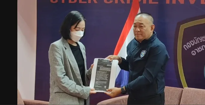 'วีวี่ The Ghost' เข้าให้ปากคำตำรวจไซเบอร์ ถูกมิจฉาชีพหลอกให้รีวิวสินค้าในแอปพลิเคชัน 