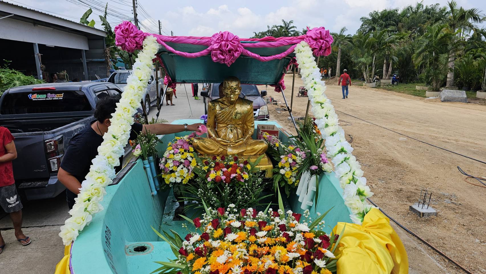 สัตหีบจัดสงกรานต์ อัญเชิญพระพุทธรูป หลวงพ่อทองอยู่ ขี้นเรือเร็ว ให้ประชาชนร่วมสรงน้ำรอบชุมชน                  