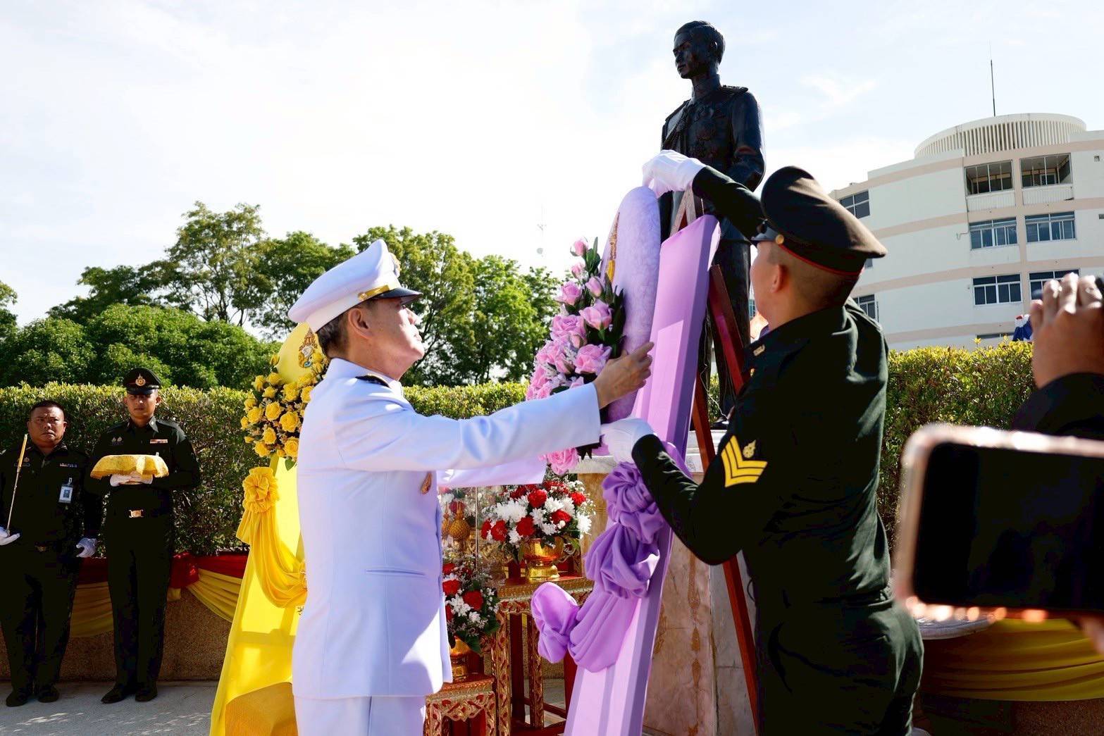รพ.อานันทมหิดล จัดพิธีบำเพ็ญกุศลทักษิณานุปทาน และวางพวงมาลา เนื่องในวันคล้ายวันสวรรคต รัชกาล ที่ 8  น้อมรำลึกถึงพระมหากรุณาธิคุณของพระองค์