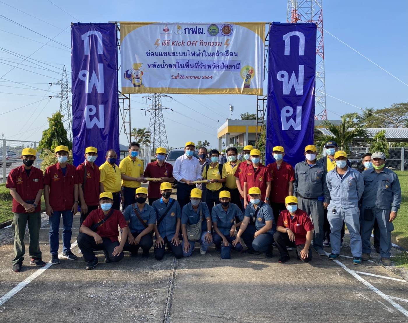 กฟผ.ร่วมกับวิทยาลัยเทคนิคปัตตานี และจังหวัดปัตตานี เข้าซ่อมแซมระบบไฟฟ้าในครัวเรือนหลังน้ำลด  