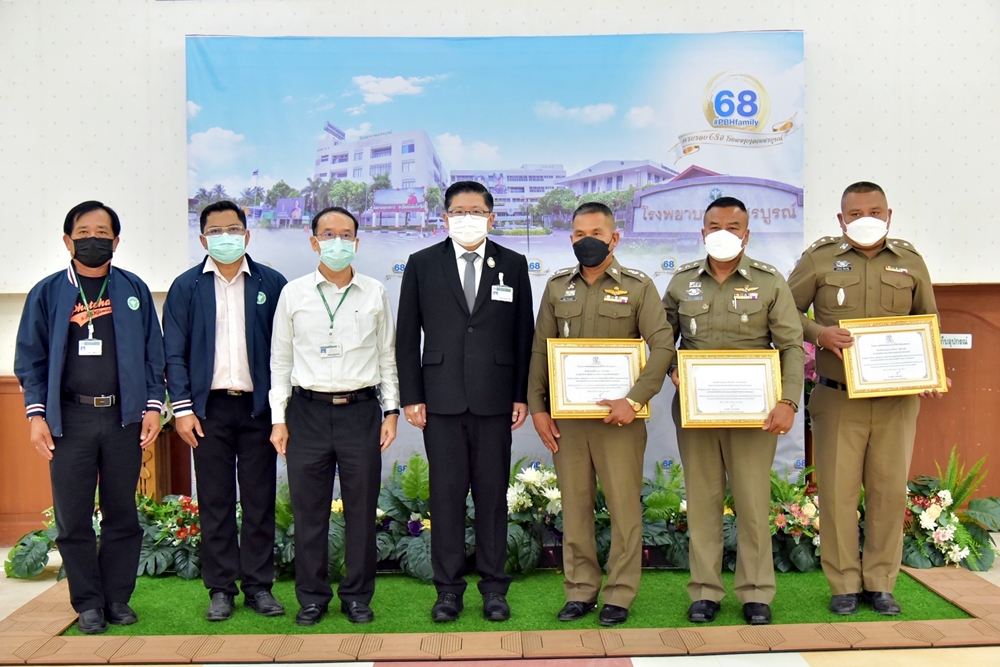 รพ.เพชรบูรณ์ ชื่นชม “ตำรวจฮีโร่” หลังโชว์ฝีมือจับโจรลักทรัพย์ได้อย่างรวดเร็ว