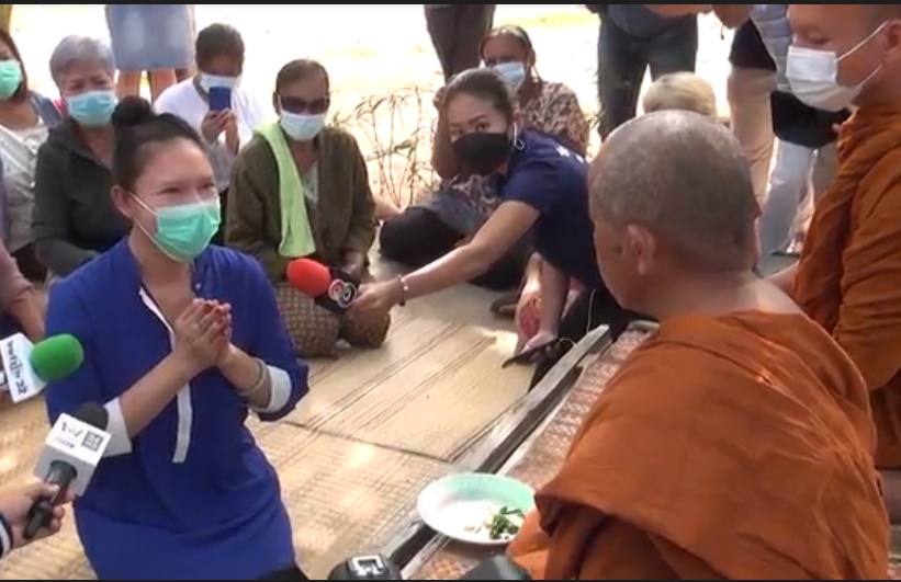 “เจ้บัวบาน” นำขัน 5 กราบขอขมาเจ้าอาวาสวัดเจริญวารี ขอนแก่น ยุติปัญหาความขัดแย้ง 