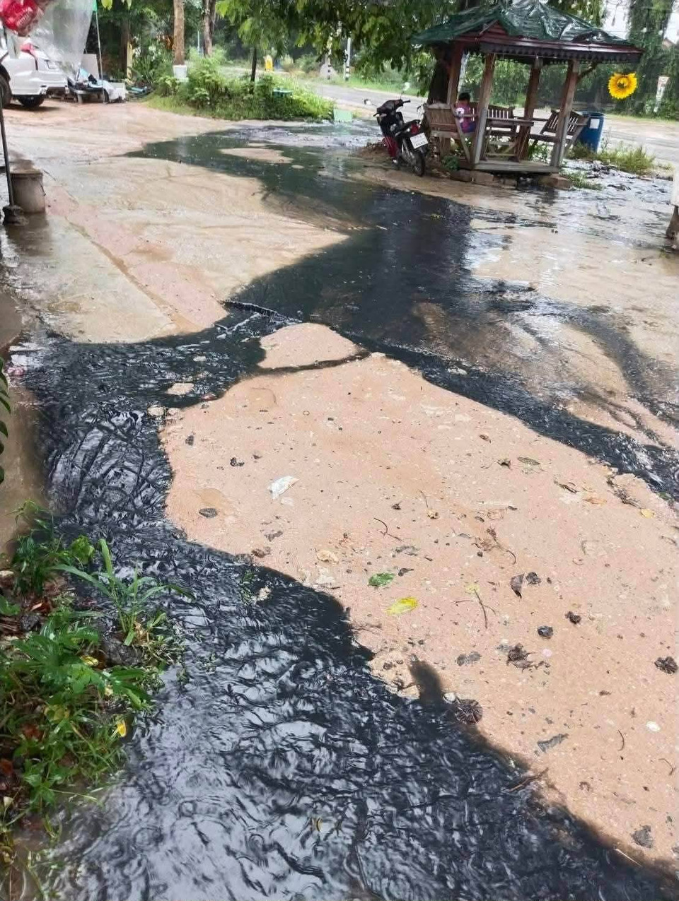 ชาวบ้านผวา! ฝนถล่มระยอง น้ำสีดำปริศนาไหลท่วมชุมชน “เทศบาล-อุตสาหกรรมจังหวัด” เร่งลงพื้นที่ตรวจสอบ