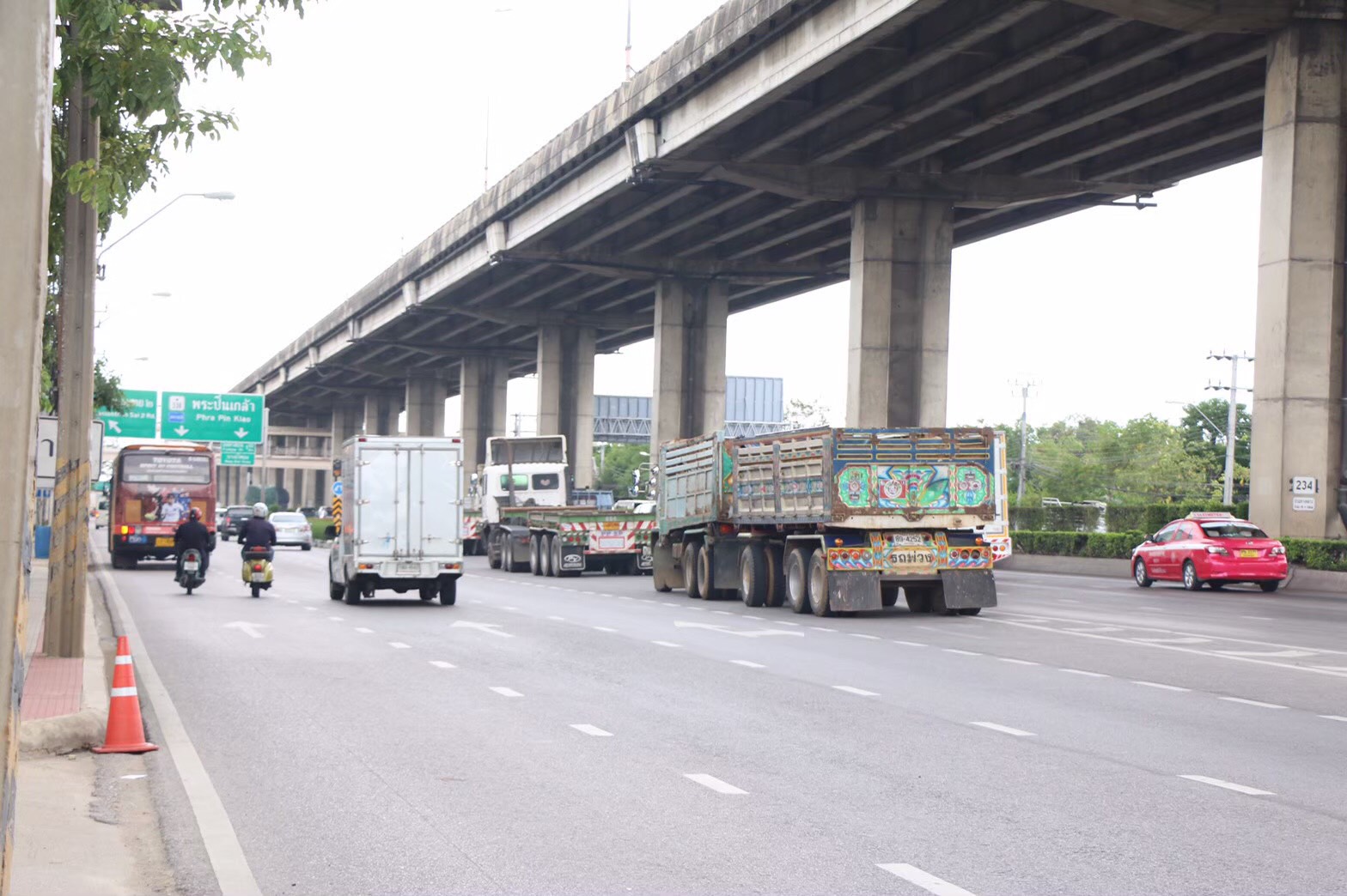"สหพันธ์ขนส่งฯ" จ่อหยุดวิ่งเข้าพื้นที่กทม.หลังเตรียมคลอดนโยบายห้ามรถตั้งแต่ 6 ล้อขึ้นไปวิ่ง 6 โมง-3 ทุ่ม ชี้แก้ปัญหาผิดจุด