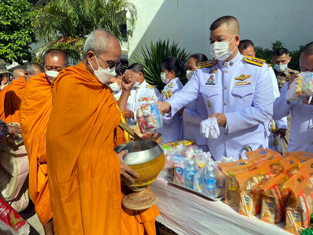 อำเภอบัวเชด จัดพิธีทำบุญตักบาตรถวายเป็นพระราชกุศล "ในหลวงร.9"