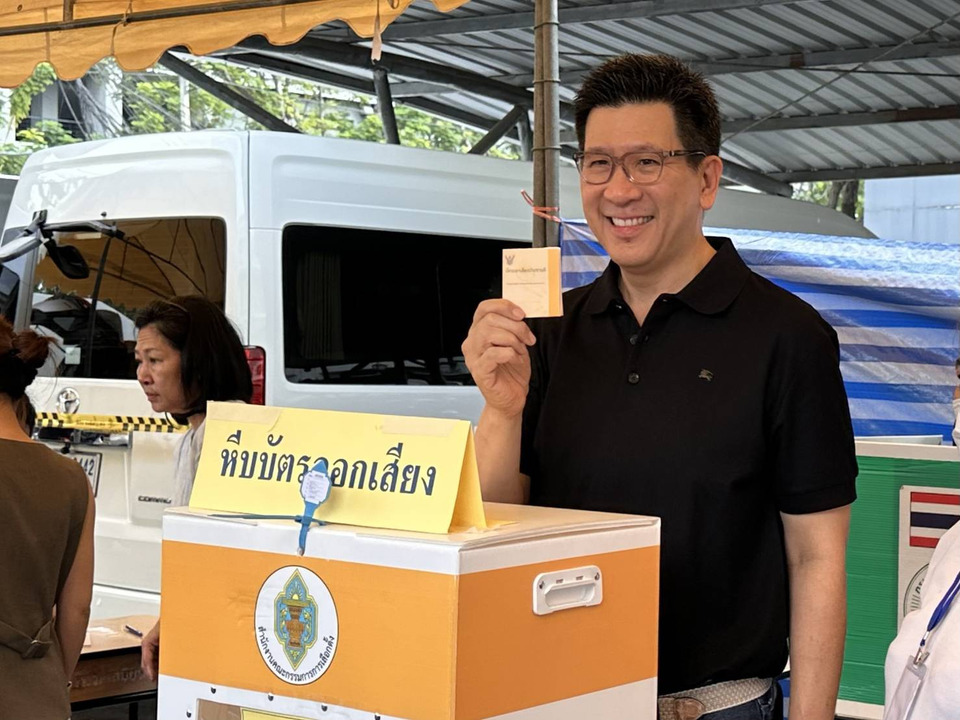 "เอกนิติ" ใช้สิทธิ์เลือกตั้งหน่วย 8 เจ้าหน้าที่อำนวยความสะดวกพร้อม