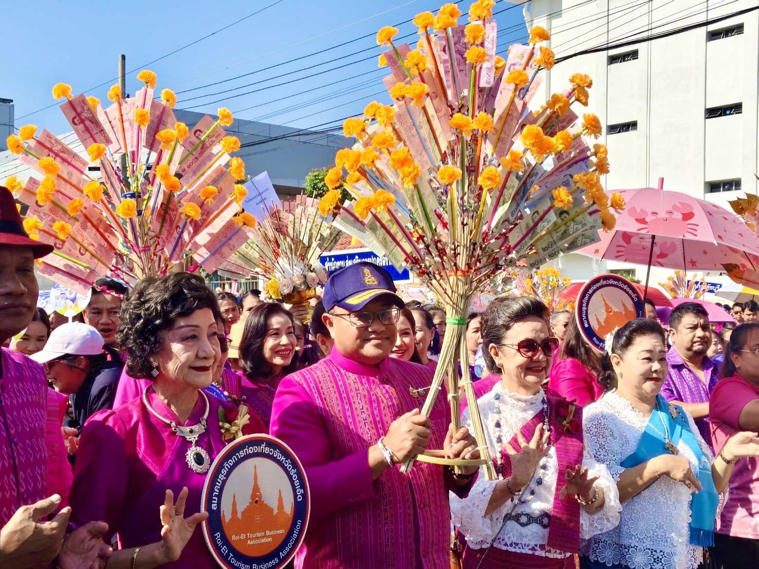 ผู้ว่าฯนำขบวนแห่กัณฑ์จอบ กัณฑ์หลอน ปฐมฤกษ์ สุดอลังการ ในงานประเพณีบุญผะเหวดร้อยเอ็ด 2568