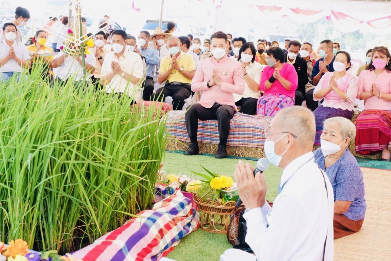 นอภ.คลองเขื่อน จัดพิธีสมโภชน์บวงสรวงพระแม่ธรณีบีบมวยผม พระแม่โพสพ 