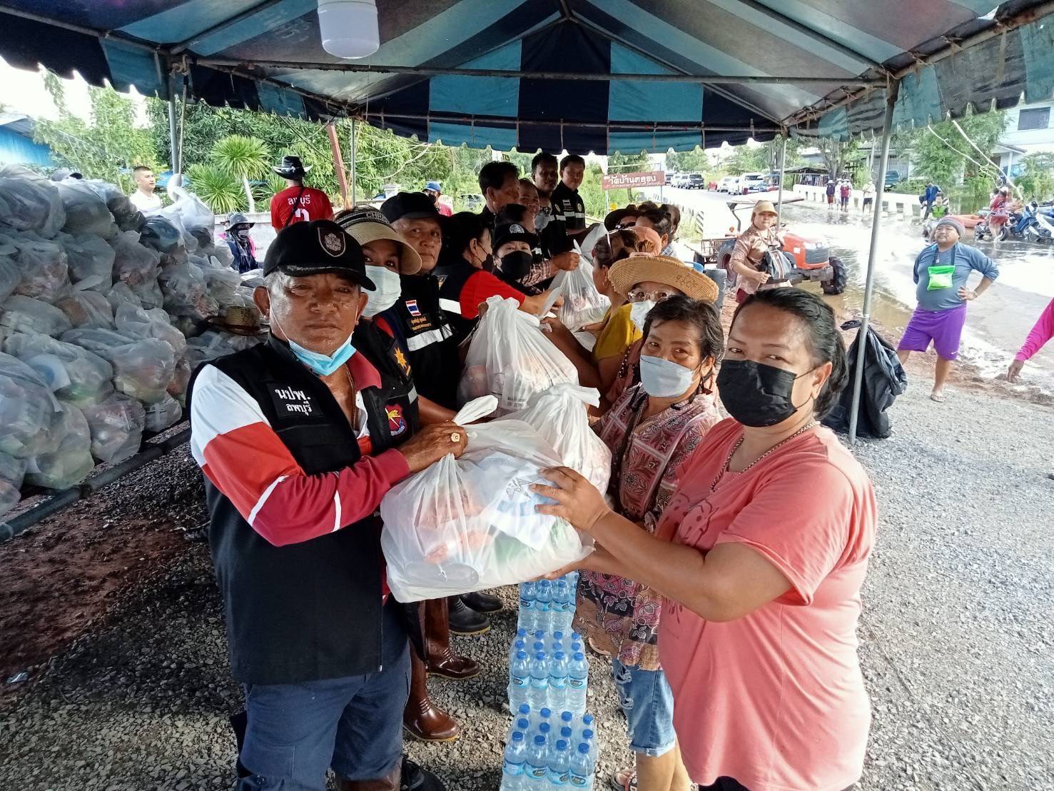 ชาวบ้านหมี่ยังระทม!น้ำท่วมสูง “นายก อบต.หนองทรายขาว”ลุยขับรถไถเอาอาหารแจก