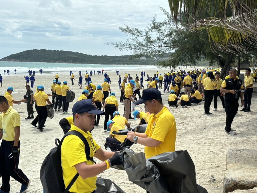 กองทัพเรือจัดกิจกรรมเก็บขยะชายหาด 22จว.ชายทะเล เฉลิมพระเกียรติ ร.10
