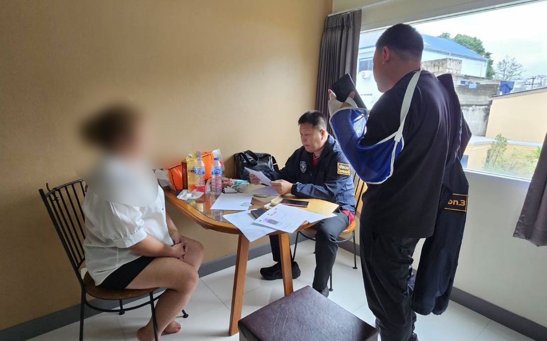 ขยายผลแก๊ง สคบ. ปลอม วิดีโอคอลหลอกโอนเงิน รวบสาวเอเยนต์บัญชีม้า 
