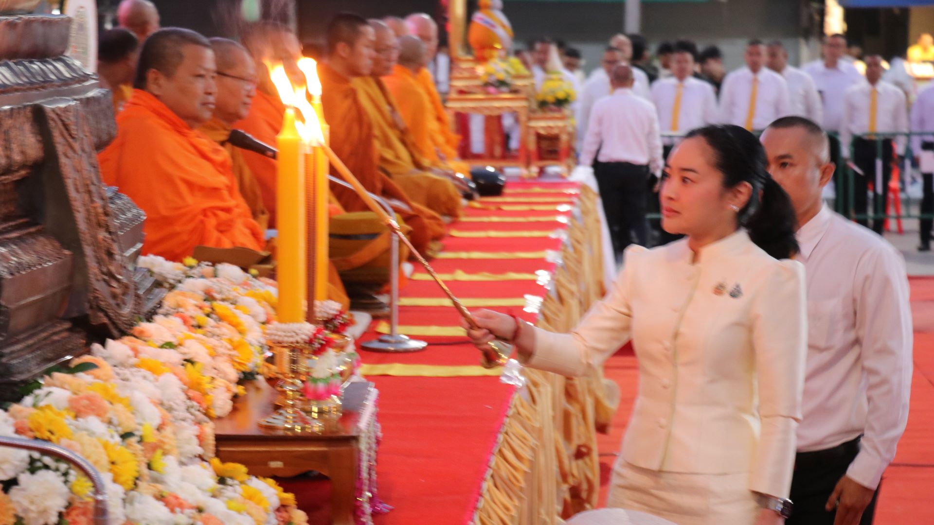 รมว.วัฒนธรรมนำพุทธศาสนิกชนตักบาตรพระ 1 หมื่นรูปสมโภชเมืองนครราชสีมา 557 ปี 
