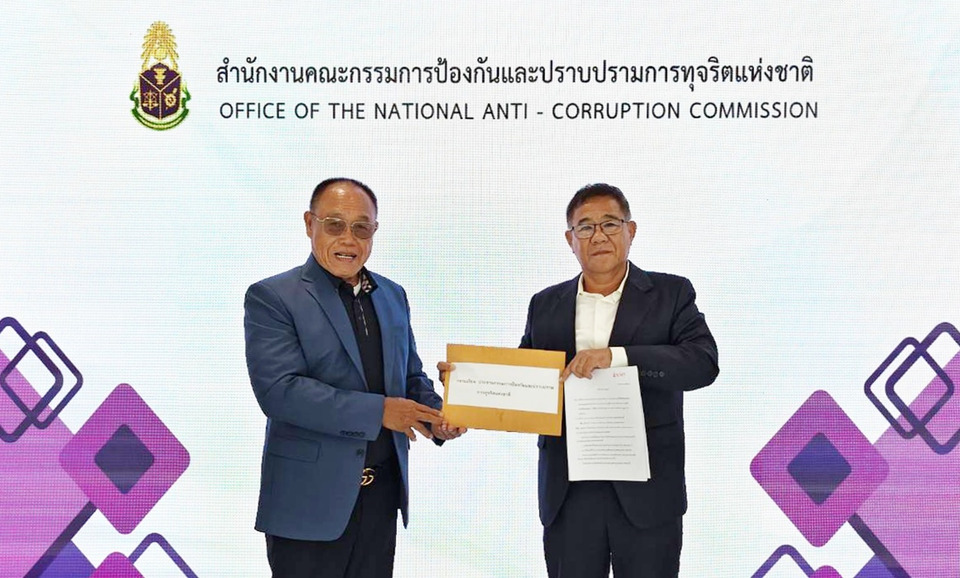 "ส.ก.ประชาธิปัตย์" บุก ป.ป.ช. ยื่นหลักฐานสอบกรณีเสียบบัตร-ลงคะแนนแทนกันในสภา กทม.