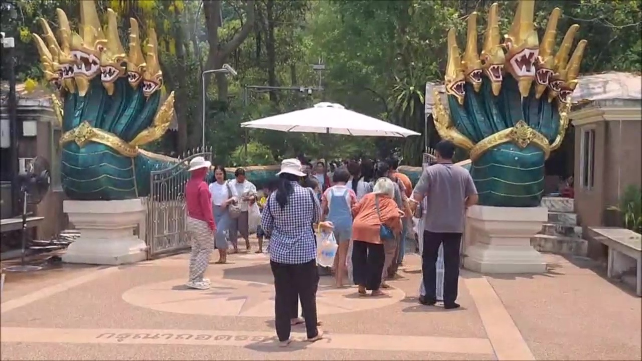 อุดรธานี คำชะโนดคึกคักวันหยุดแรงงาน นทท.ทะลักสักการะปู่ศรีสุทโธ ไม่พลาดส่องเลขเด็ด 
