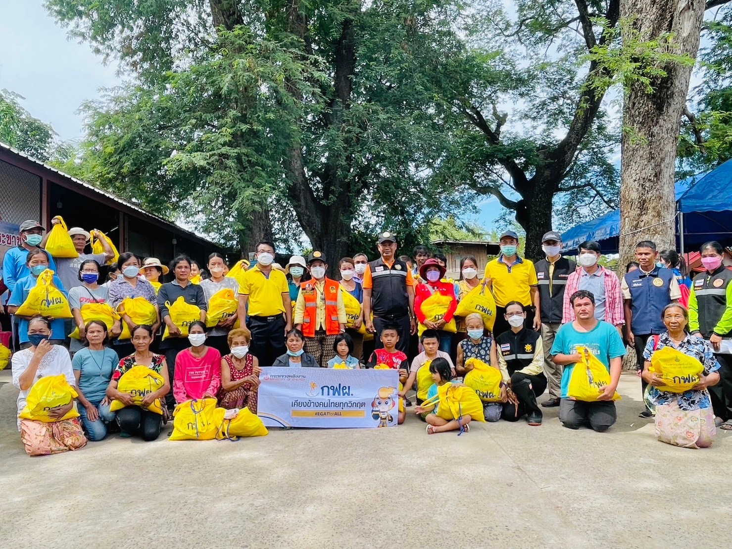 รองผู้ว่าฯศรีสะเกษ ร่วมกับการไฟฟ้าฝ่ายผลิตแห่งประเทศไทย (กฟผ.)มอบถุงยังชีพ ช่วยผู้ประสบอุทกภัย
