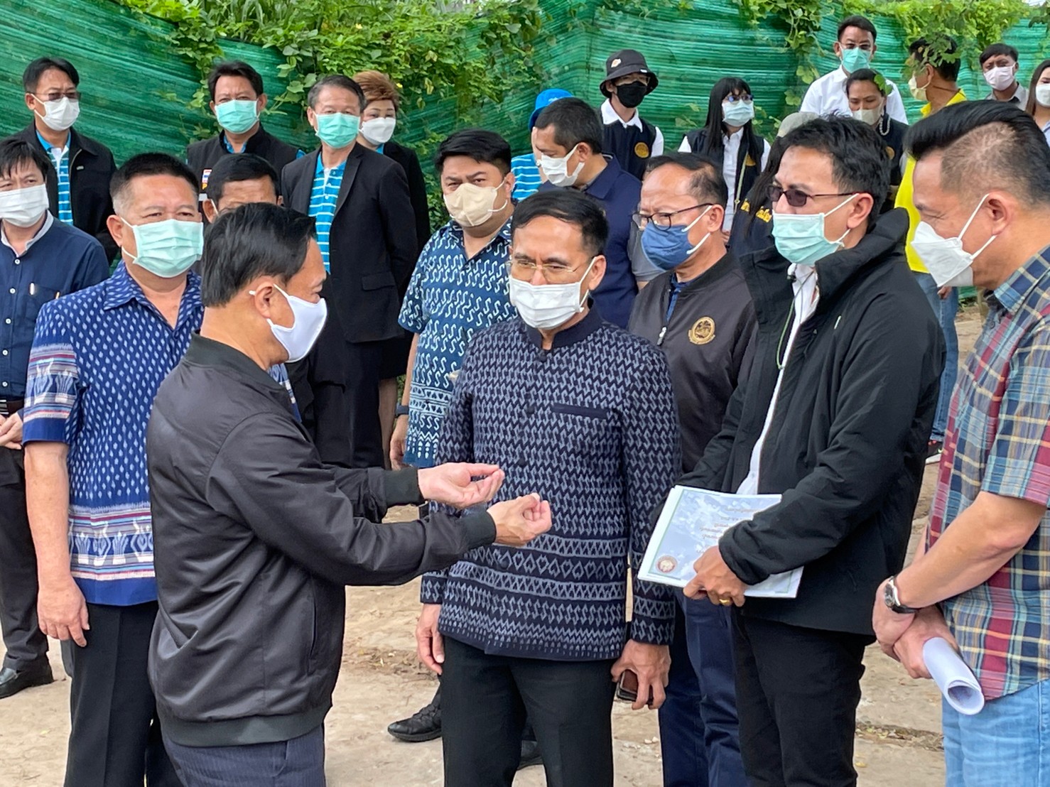 มท.2  ลงพื้นที่ติดตามโครงการก่อสร้างระบบระบายน้ำและปรับปรุงภูมิทัศน์ห้วยหมากแข้ง