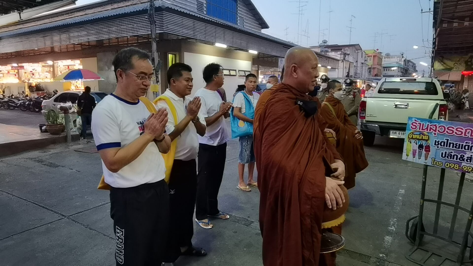 ผู้ว่าฯสิงห์บุรี ติดดิน เป็นเด็กวัดตามพระออกรับบิณฑบาตร พบปะประชาชน