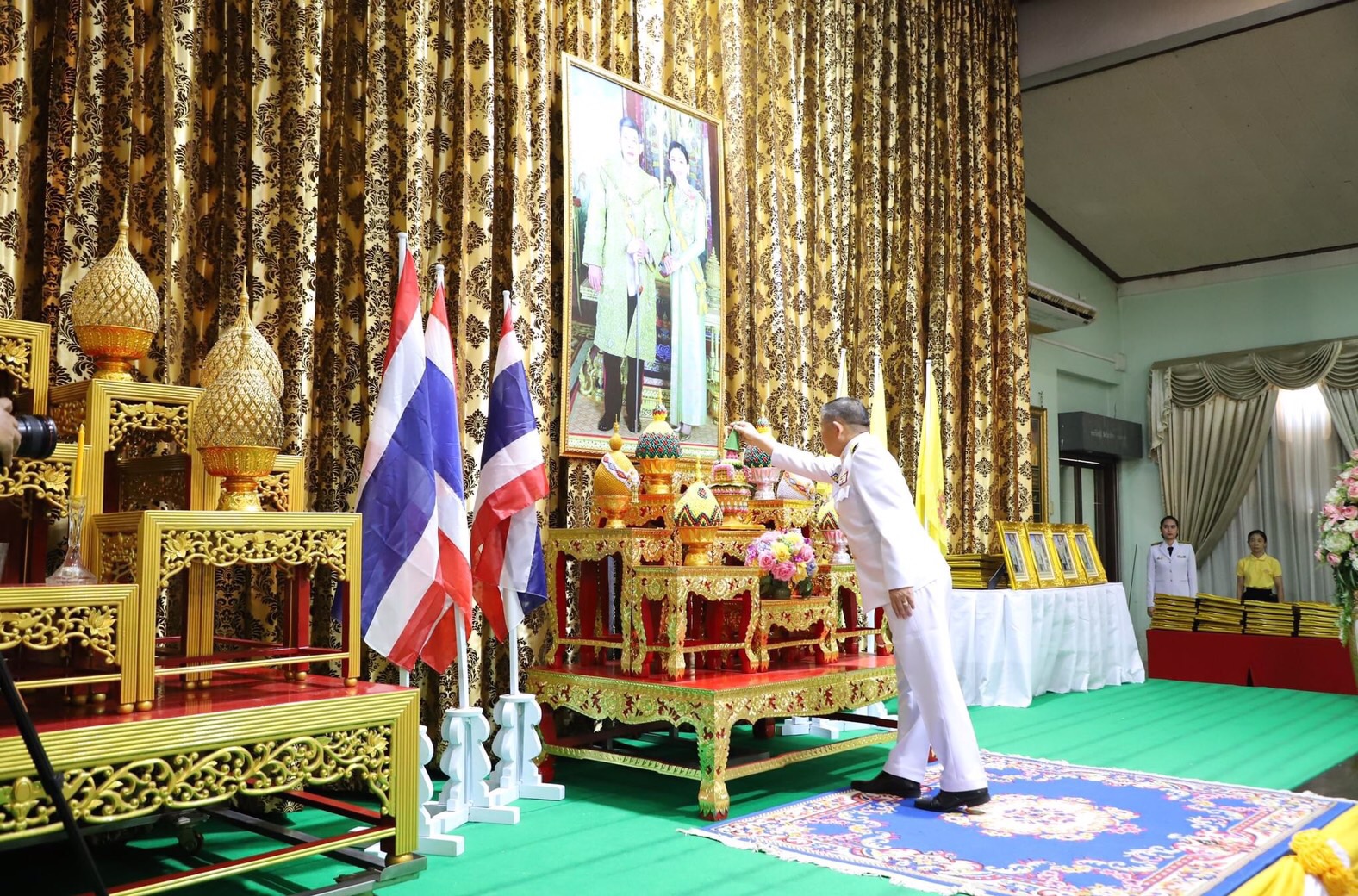 อ่างทองจัดพิธีรับพระราชทานพระบรมฉายาลักษณ์ในหลวงและพระราชินีให้แก่สถานศึกษา และหน่วยงานราชการ