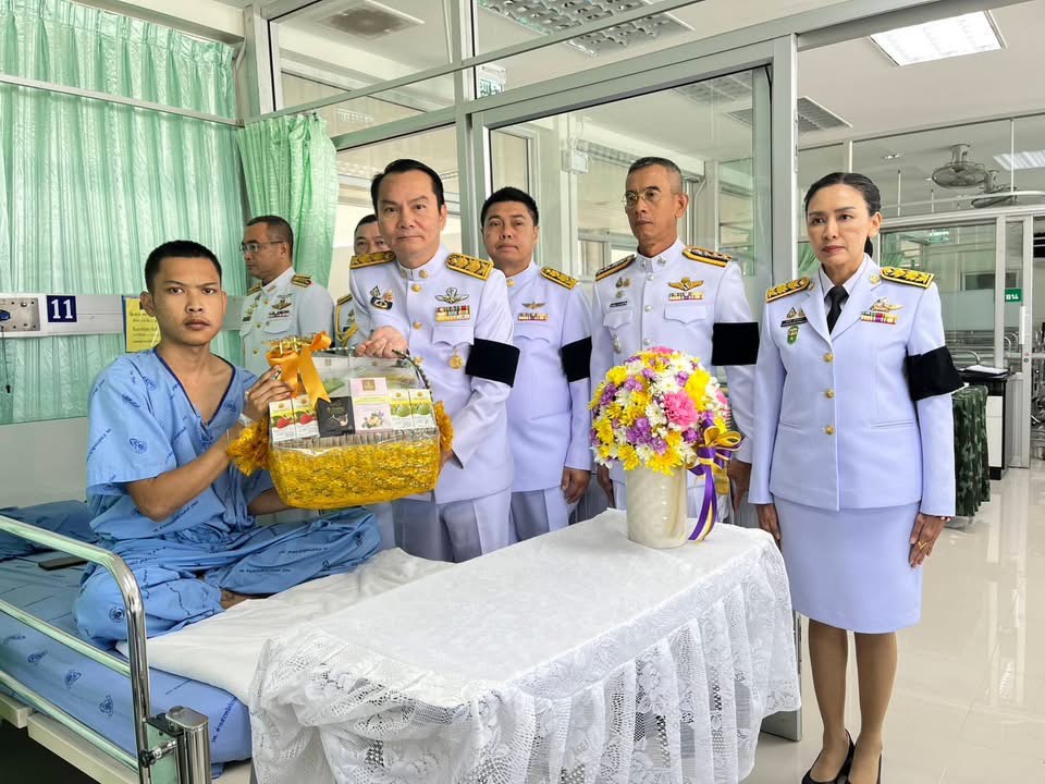 "ในหลวง" โปรดเกล้าฯ "ผู้ว่าฯอุบล" เชิญดอกไม้-สิ่งของพระราชทาน มอบ" จ.อ.บัญชา-พลฯนรินทร์" ได้รับบาดเจ็บ รักษาตัวที่รพ.ค่ายสรรพสิทธิประสงค์ 