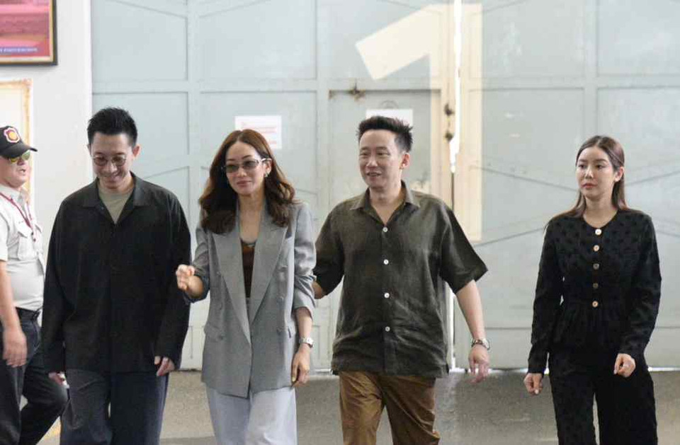 “เอม-โอ๊ค” เยี่ยม “ทักษิณ” ย้ำสุขภาพดี ไม่คุยเรื่อง คปท. จับตาผลพักโทษสิ้นมี.ค.