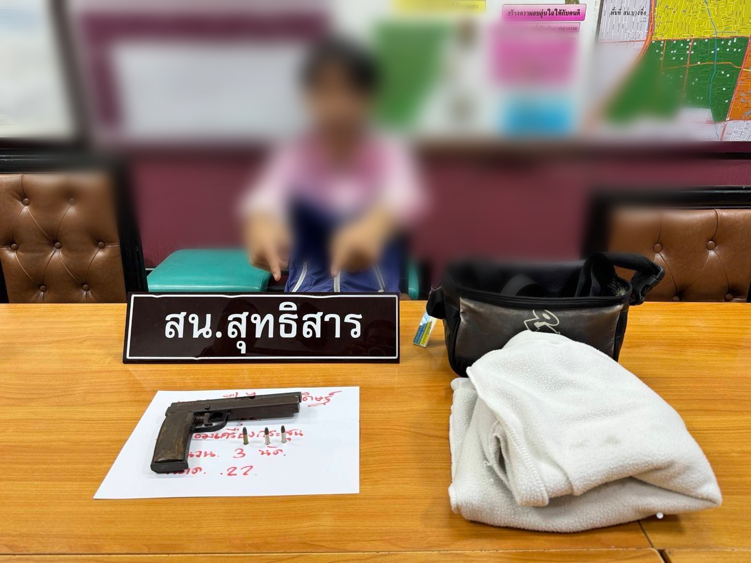 สายตรวจ สน.สุทธิสาร จับกุมวัยรุ่นพกปืนไทยประดิษฐ์ ขณะมาเปิดห้องมั่วสุมกับเพื่อนที่โรงแรมย่านสุทธิสาร