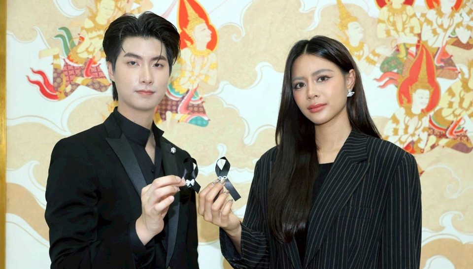 "บิว-คีธ" ร่วมกิจกรรมประดิษฐ์ริบบิ้นสีดำ แสดงความอาลัย สมเด็จพระพันปีหลวง