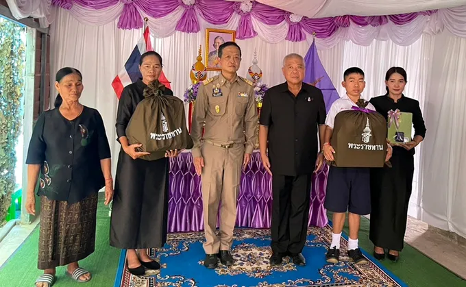 ผู้ว่าฯศรีสะเกษ อัญเชิญสิ่งของพระราชทาน มอบครอบครัวดาบ ตชด.บาดเจ็บเหตุปะทะเขาพระวิหาร