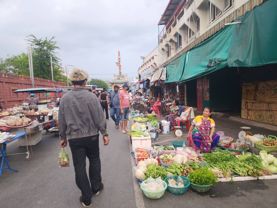 บุรีรัมย์โจรระบาดตลาดสด แก๊งมิจฉาชีพหลอกซื้อของลวงทอนเงิน ฉกกระเป๋าแม่ค้าผักสูญหลายราย 