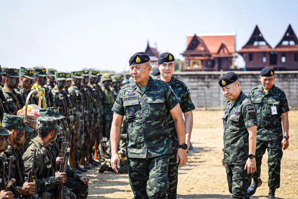 ผบ.ทบ.ตรวจเยี่ยมการฝึกนักเรียนนายสิบ-หลักสูตรจู่โจม เสริมเขี้ยวเล็บผู้นำหน่วย จ.ประจวบฯ
