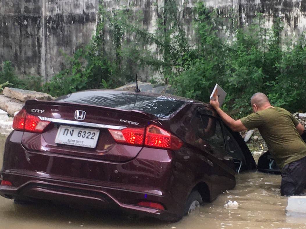 ตำรวจ ปคม.ช่วยเหลืออัยการสูงสุดวูบขับรถพุ่งตกท่อระบายน้ำ
