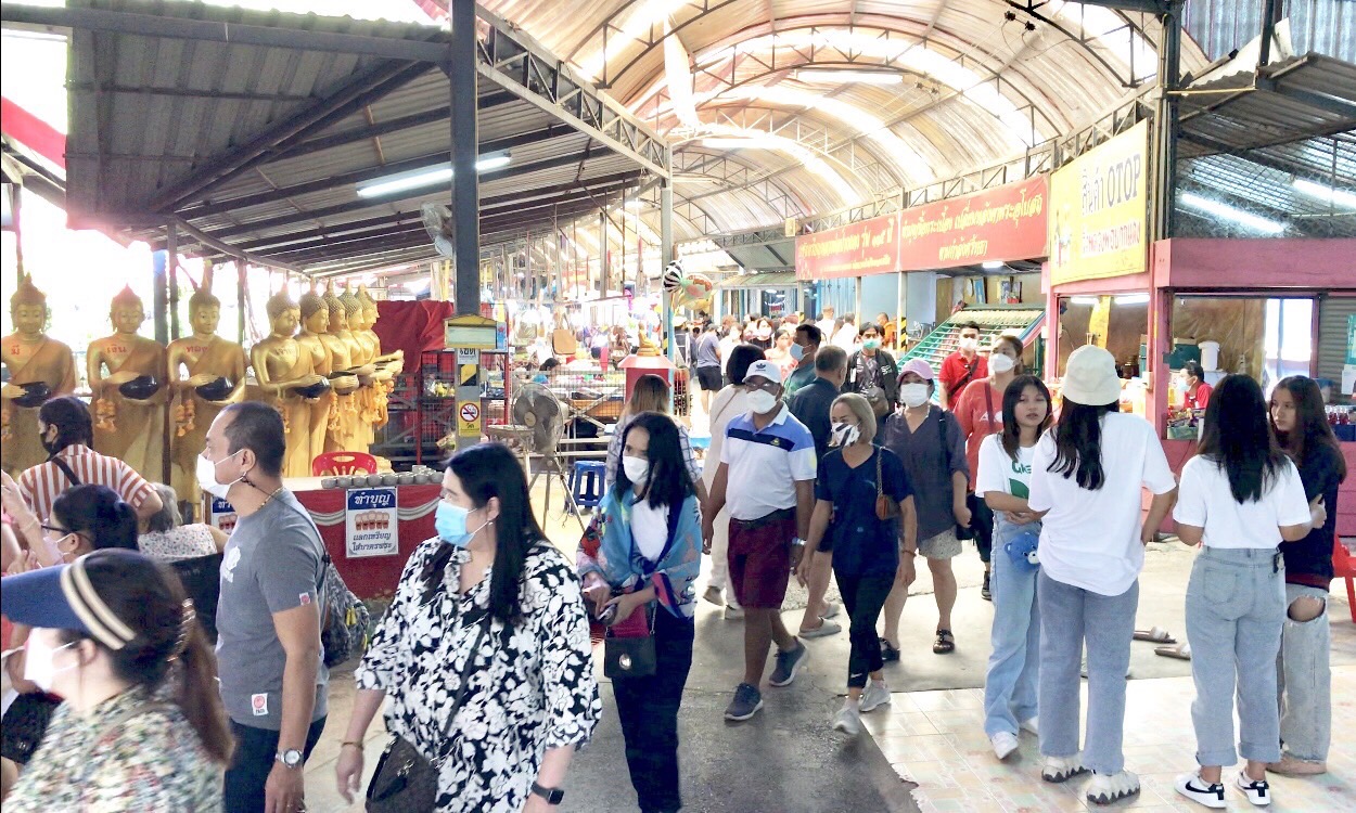 ชาวบ้านแห่ขอพรหลวงพ่อปากแดง ลุ้นเลขเด็ดอ่างน้ำมนต์