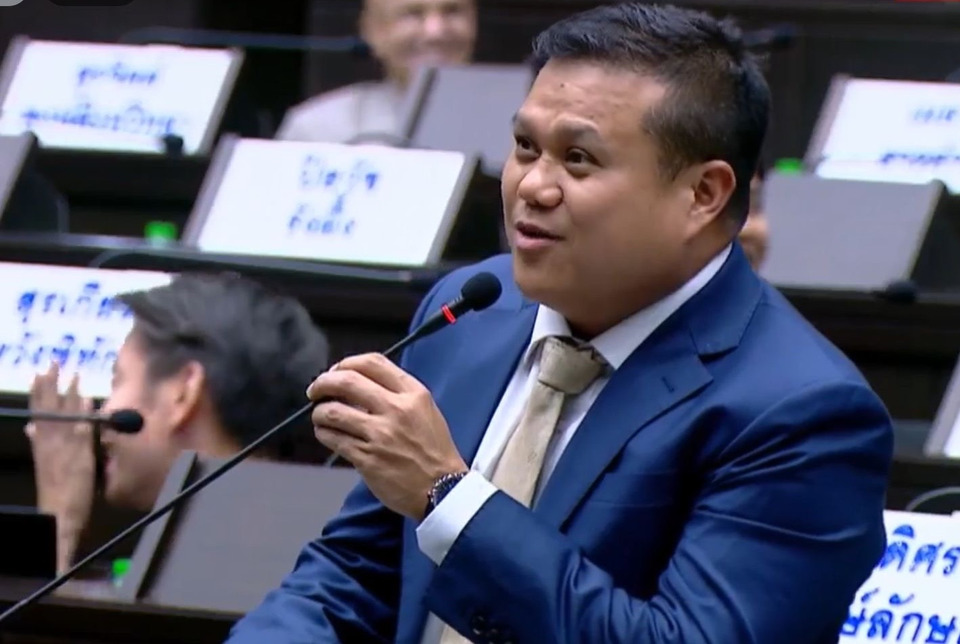 “สก.ท็อป” แจงปมเสียบบัตรแทนกันกลางสภา กทม. อ้างเผลอกดผิด หลังบัตรค้างช่อง ยันไม่ได้ลงมติแทนใคร 