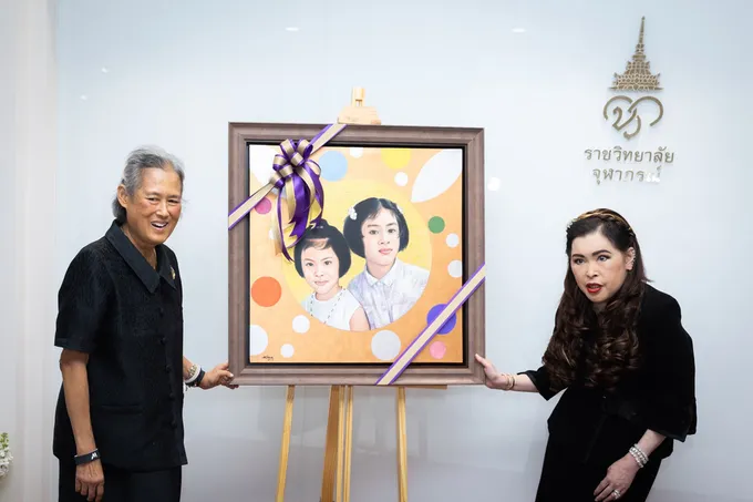 "กรมพระศรีสวางควัฒนฯ" ทูลเกล้าฯ ถวายภาพจิตรกรรม "สองศรีพี่น้อง" แด่ กรมสมเด็จพระเทพฯ 