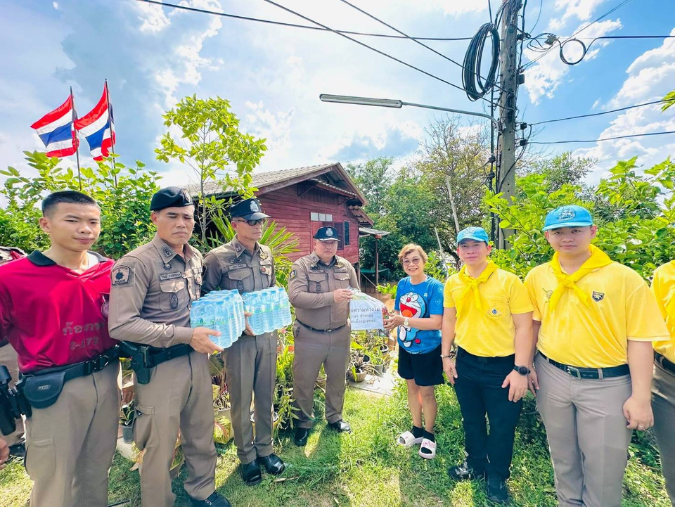 สภ.เมืองอ่างทอง ลงพื้นที่ช่วยเหลือผู้ประสบอุทกภัย มอบถุงยังชีพ-ให้กำลังใจถึงบ้าน 