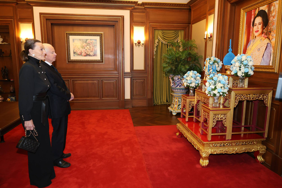 เจ้าชายฟิลิพพ์- เจ้าหญิงอิซาเบล ทรงวางพวงมาลาถวายราชสักการะพระบรมศพ "พระบรมราชชนนีพันปีหลวง"