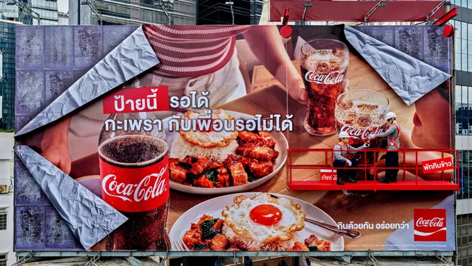 “โค้ก” ทิ้งปริศนาป้ายโฆษณา “ทำไม่เสร็จ” กลางกรุง ชวนลุ้นแคมเปญใหม่