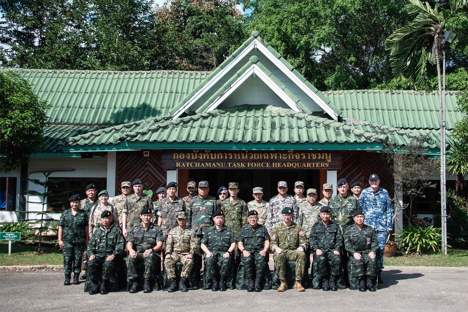 ทบ. พาผู้ช่วยทูตทหาร 17 ประเทศลงพื้นที่แม่สอด ติดตามชายแดนไทย–เมียนมา เสริมความร่วมมือด้านความมั่นคง