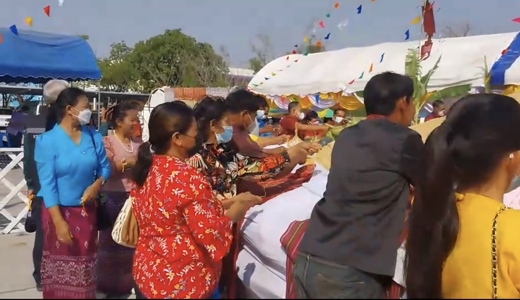 นอภ.ศีขรภูมิ นำข้าราชการ ประชาชน “ทำบุญกุ้มข้าวใหญ่ศีขรภูมิ” 