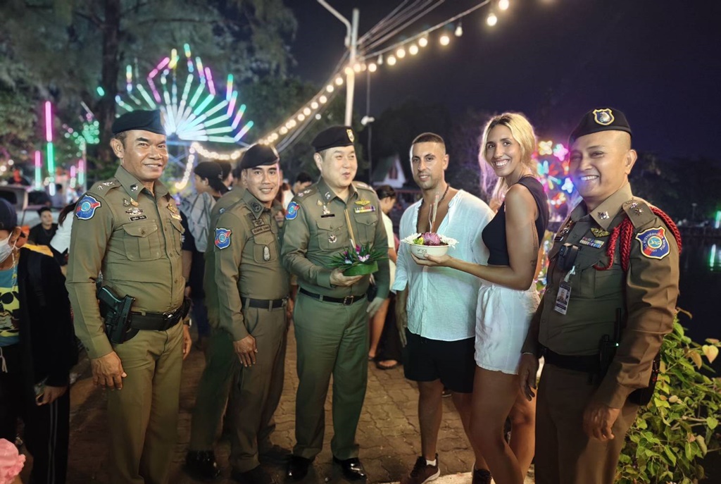 ตร.ท่องเที่ยวภูเก็ตฟิต! นำกำลังดูแลความเรียบร้อยงานลอยกระทง สร้างความปลอดภัยนักท่องเที่ยว