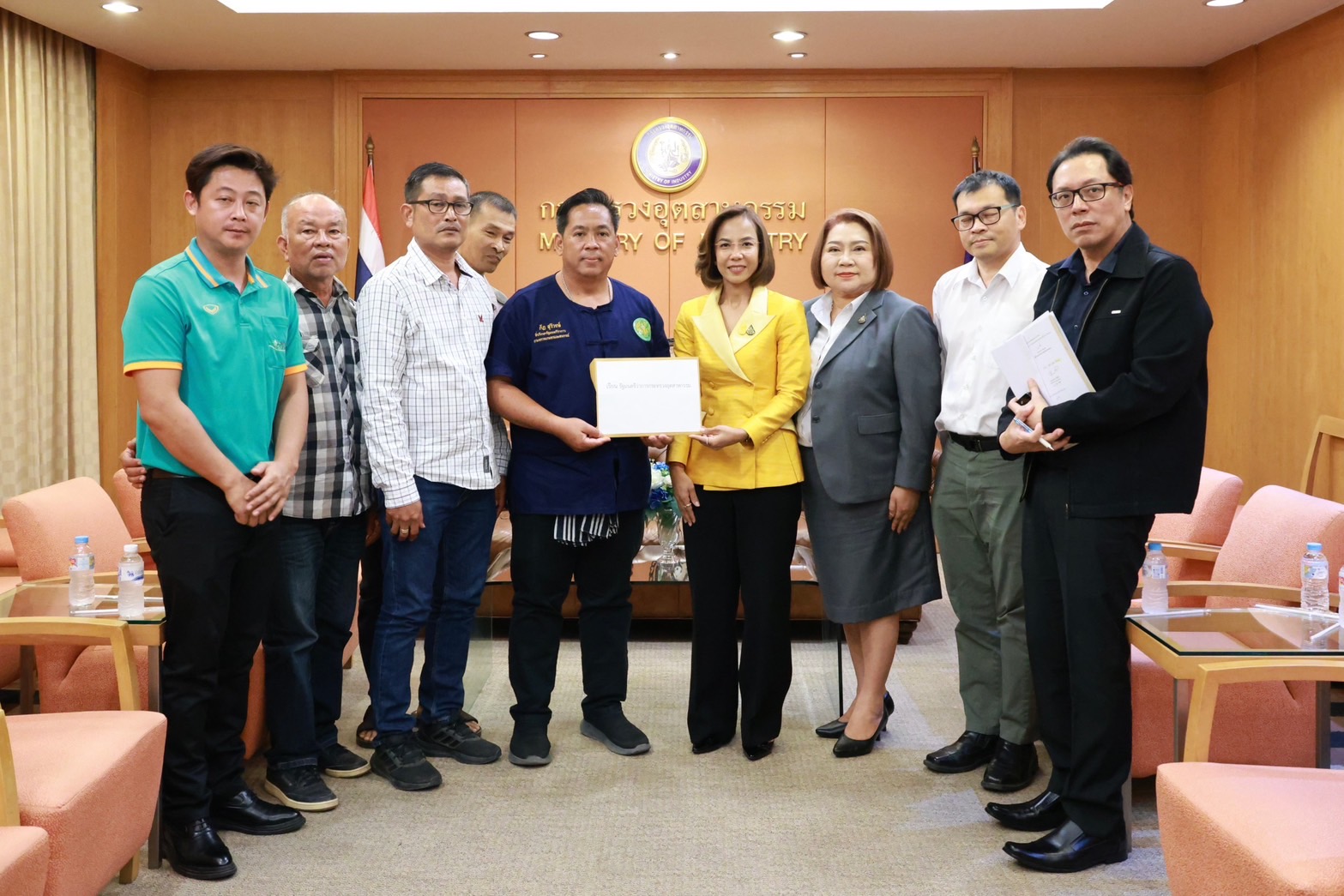 “รมว.อุต” สั่งเร่งแก้ปัญหาด่วน เกษตรกรบ้านแพ้วร้องโรงงานปล่อยน้ำเสีย ทำเดือดร้อนหนักน้ำเสีย-ปลาตาย 