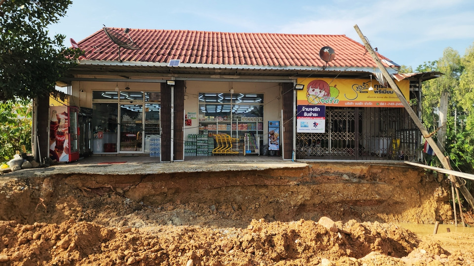ผวาผู้รับเหมาขุดท่อระบายน้ำ! ดินทรุด-เสาไฟล้ม ทับร้านค้าหาดใหญ่พัง