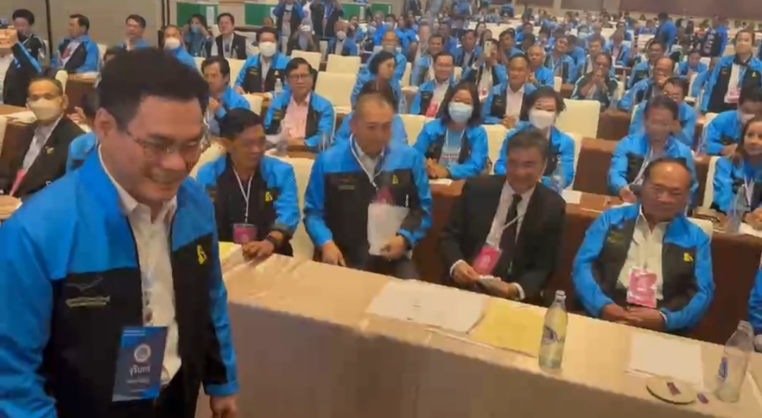 "ประชาธิปัตย์" คึกคัก! จัดประชุมใหญ่ "จุรินทร์-อภิสิทธ์" ยิ้มแย้มทักทาย